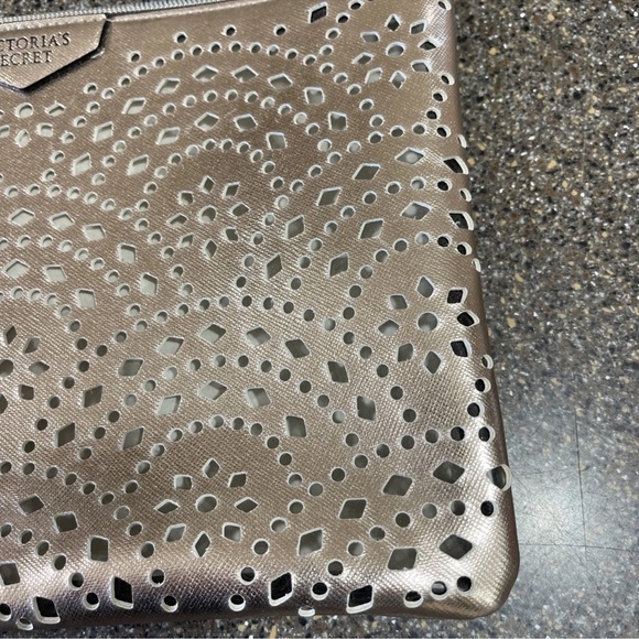 NWT Victoria’s Secret Rose Gold Laser Cut Wristlet Pouch Clutch Bag - Picture 5 of 12